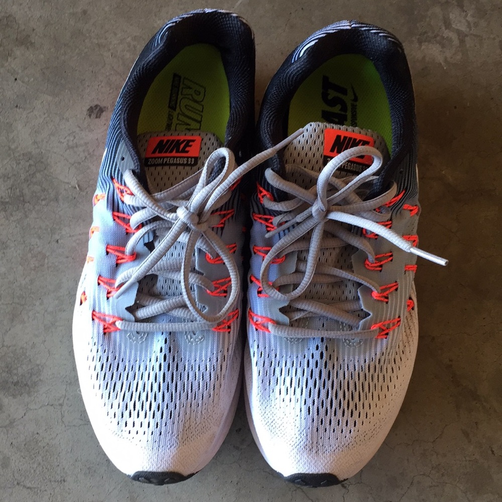 Tennis shoes